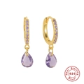 Vista macro degli orecchini in argento 925 con pendenti in cristallo viola a goccia - Oro-Zircone Viola