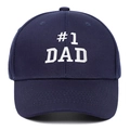 Detailansicht der weißen #1 DAD Stickerei auf einer dunkelblauen Baumwoll-Basecap - Marineblau