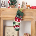 Gestrickter Weihnachtsstrumpf mit Schneemann und Baummuster in Rot und Grün - Schneemann