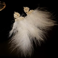 Dettaglio macro di orecchini pendenti con piume bianche e cristallo su sfondo scuro - Stile Perno in Argento 925 (22#)