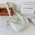 Détail du sac en toile à carreaux vert clair avec bandoulière volantée et motifs - Lapin de Style Sel