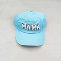 Detalle de gorra azul claro con bordado MAMA en relieve blanco sobre tejido de algodón - Adulto MAMA / Azul Cielo