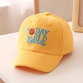 Nahaufnahme der gelben Baumwoll-Basecap mit blauem Today Smile Stickerei und Sonnenschutz für Kinder - 52cm / Gelb