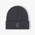 Detailopname van de donkergrijze beanie met wit borduurwerk van drie paddenstoelen - Eén maat / donkergrijs