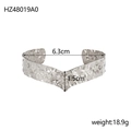 Bracciale rigido in acciaio al titanio argento con texture martellata e design a forma di V - Argento