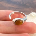 Primer plano de un anillo de plata vintage con ojo de tigre y textura grabada - Piedra de Ámbar Capa Única (WG-0965) / K Blanco