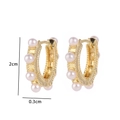Detalle de pendientes de aro chapados en oro con perlas blancas y medidas de 2 cm - Estilo Perla Redonda (L)
