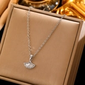 Silberne Halskette mit strahlendem fächerförmigem Diamantanhänger auf einer Geschenkbox - Weiß K Fächer 12159