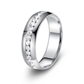 Macro-opname van een eternity ring met een rij sprankelende kristallen in een kanaal - US 5 / Zilver