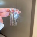 Dettaglio macro di orecchini a nappa d'argento con brillanti fiocchi di neve diamantati - Orecchini lunghi con nappa e fiocco di neve argento (5# Perno in argento-Argento)