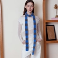 Flauschiger blau-grau gestreifter schmaler Strickschal für Damen mit Plüschtextur - Blaugrau