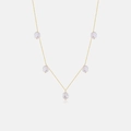 Dettaglio di cinque perle di conchiglia bianca su una sottile catena in argento S925 dorato - Oro 18K