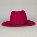 Chapeau fedora en feutre de laine fuchsia avec boucle de ceinture fine en cuir - Rouge