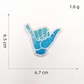 Blauer Shaka-Stickpatch in Handform mit genauen Maßen 6,5 x 6,7 cm für Kleidung - Handgeste