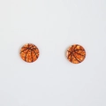 Dettaglio macro degli orecchini a perno a pallacanestro arancioni con glitter neri - Basket-Glitter Arancione