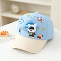 Dettaglio del ricamo dell'orso spaziale e dei motivi a razzo sul berretto bimbo - 52cm (2-5 Anni) / Blu Chiaro (Corona Blu Tesa Beige)