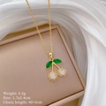 Gedetailleerde close-up van kersenketting met groen blad en witte pavé-kristallen - Kers Ketting (D547)