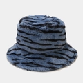 Dettaglio del cappello alla pescatora invernale in pelliccia sintetica a righe blu e nere - M (56-58cm) / Blu