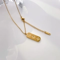 Detailansicht des K18 Gold-Anhängers mit drei Sternen und Zirkonia-Steinen auf Kette - Quadratische Sternplatte Zirkon