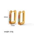 Dettaglio di orecchini a cerchio rettangolari dorati con pavé di zirconi multicolore - Base Oro Con Zirconia Arcobaleno (TE6276-G-MX)