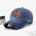 Donkerblauwe gewassen katoenen honkbalpet met oranje M-borduurwerk en contrasterende rand - Verstelbaar / Marineblauw
