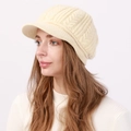 Detalle del tejido de ochos en gorro de punto con visera para mujer color crema - Talla única / Beige