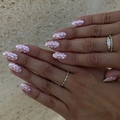 Uñas postizas de almendra brillantes con lunares blancos sobre base rosa en la mano - Base Rosa Lunares Blancos (JP4067)