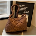 Borsa a tracolla trapuntata marrone scuro con motivo a rombi e morbido nylon - Marrone