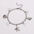 Detalle de una pulsera de acero inoxidable con colgantes de estrella de mar y concha - Color Acero