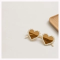Herzförmige Kinder Sonnenbrille mit cremefarbenem Wellenrand und dunklen Gläsern - Cremeweißer Rahmen / Teebraune Gläser