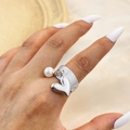 Anello largo spazzolato argento con ciondolo a cuore e perla indossato - Argento