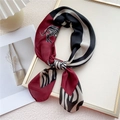 Carré de soie à motif zèbre aux couleurs rouge, noir et beige élégant - Patchwork Zèbre Vin Rouge