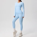 Dettaglio del set yoga azzurro ad asciugatura rapida con maglia a maniche lunghe e leggings - Celeste