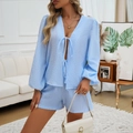 Set relax da donna celeste con top a maniche lunghe annodato e pantaloncini in tessuto operato - Blu