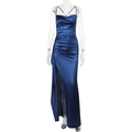 Detalle del elegante vestido de satén azul marino con fruncidos y abertura alta de sirena - XS / Azul