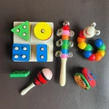 Set di giocattoli educativi in legno con forme, campanello, bruco e sonaglio - Set da 5 Pezzi (Incastro Forme + Bruco + Maraca + Nacchere + Campanella)