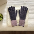 Primer plano de guantes de punto a rayas moradas y rosas sobre textura blanca - Azul marino