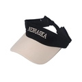 Dettaglio del ricamo Nebraska sulla tesa di un cappello a visiera bicolore - Beige