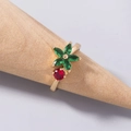 Anello aperto dorato regolabile con fiore in zircone verde e dettaglio in pietra rossa - Aperto Regolabile / Fiore in Zircone con Petali Verdi e Cuore Rosso Dorato (SE1110)