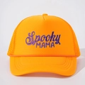 Dettaglio del ricamo Spooky MAMA su un cappello trucker arancione con rete e cordoncino - Taglia unica / Arancione