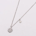 Collar de acero inoxidable plateado con colgante de girasol, estrella y brillantes - Color Acero