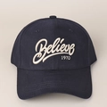 Dettaglio ravvicinato del ricamo 3D 'Believe 1970' su berretto da baseball blu navy - M(56-58cm) / Blu navy