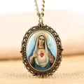 Gros plan du médaillon ovale en bronze vintage avec portrait de la Vierge Marie - Style 6 (p2326)