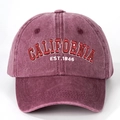 Bordado detallado de California EST. 1846 en una gorra de béisbol granate lavada - Talla única / Burdeos