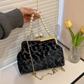 Schwarze Samt-Muscheltasche mit Goldsternen, Perlengriff und eleganter Metallkette - Schwarz