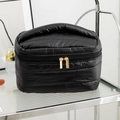 Détail de la trousse de maquillage matelassée noire brillante avec zips dorés - Noir