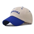 Dettaglio del ricamo blu Nebraska su cappellino in cotone beige con visiera blu - Regolabile / Blu Reale a Contrasto