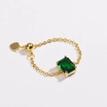 Detail of adjustable gold chain ring with emerald green zircon and heart charm - Green Zircon - Gold