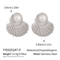 Vista de los pendientes de concha con dimensiones de 3,0 cm por 2,83 cm y 12,5 g - Estilo de Perla de Concha Plateada (YYE025247-P)