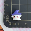 Gros plan d'une petite breloque fantôme en résine avec chapeau de sorcier violet - Chapeau Violet Mini